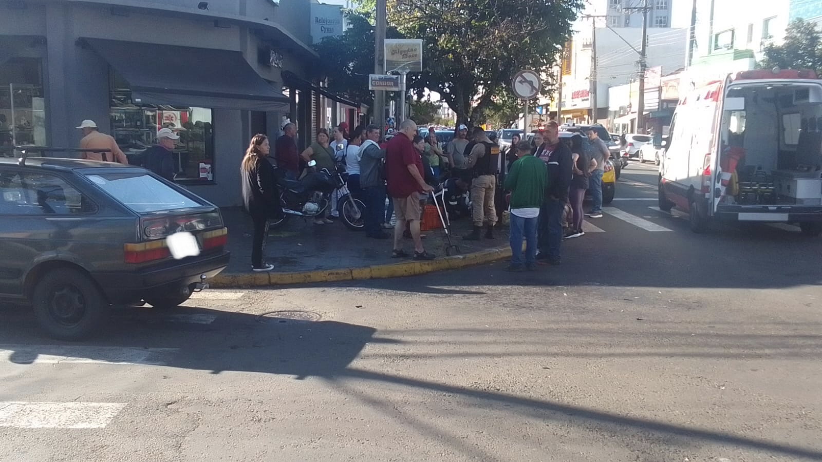 Motociclista fica ferido em acidente na Avenida Arapongas