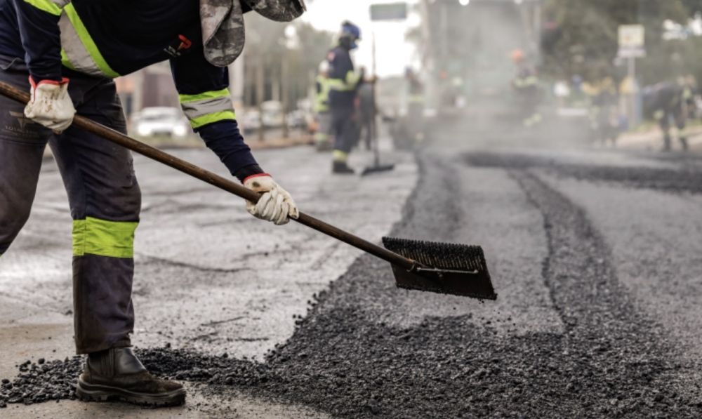 Prefeitura de Arapongas inicia a aplicação do CBUQ na Avenida Gaturamo