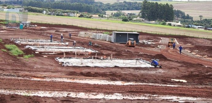 Comitiva faz visita técnica às obras das casas e anuncia início do Condomínio do Idoso em Arapongas