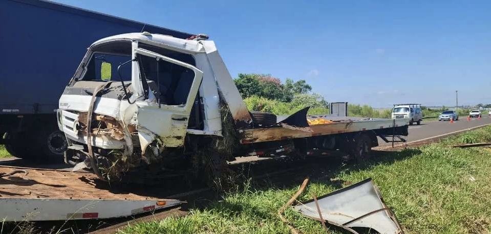 Caminhão guincho que transportava Golf se envolve em acidente na BR-369 em Arapongas 