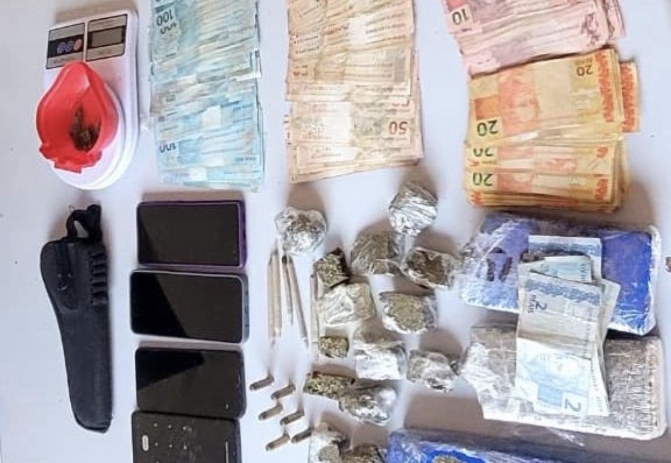 PM apreende 2 kg de maconha e R$ 13 mil em casa usada para tráfico em Arapongas