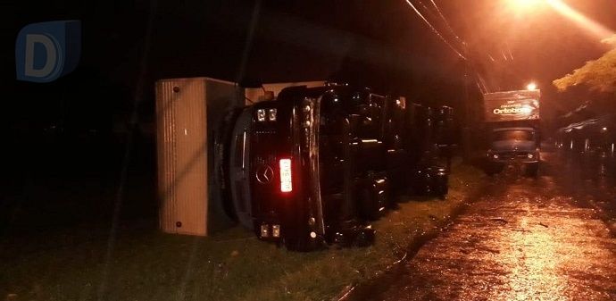 Ventos de 80 quilômetros por hora causam estragos em Arapongas