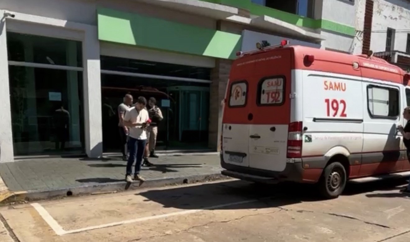 Urgente: Policial militar aposentado é baleado durante tentativa de roubo de malote no centro de Arapongas