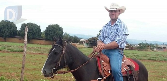 Morador de Sábaudia é morto com facada no peito após seu cavalo riscar uma caminhonete