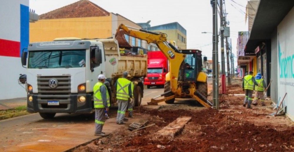 Rua Andorinhas passa por revitalização da calçada e aumento da faixa de asfalto