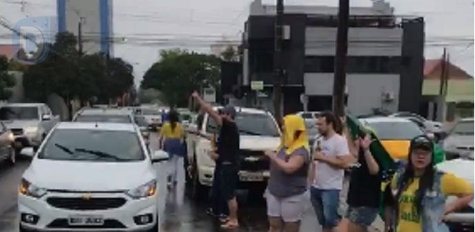 Carreata em apoio a Bolsonaro reúne cerca de 500 veículos em Arapongas