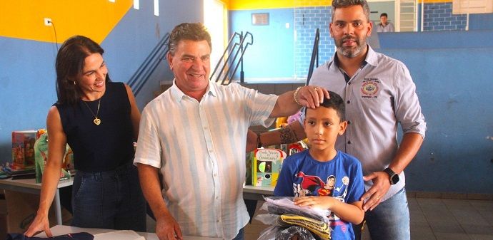 Arapongas inicia a entrega de uniformes escolares para 12 mil alunos
