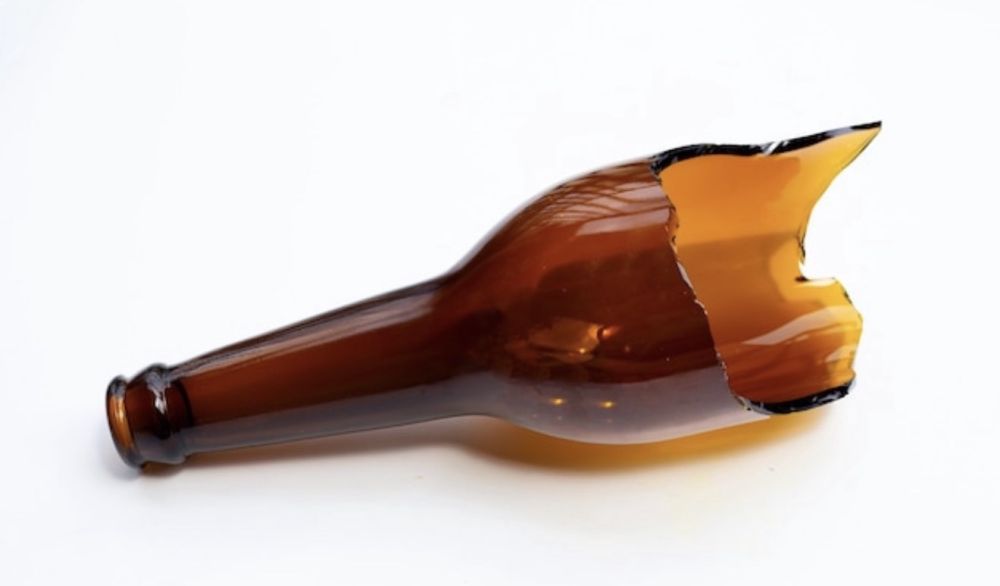 Garota de programa é atacada com garrafa quebrada dentro de casa em Arapongas