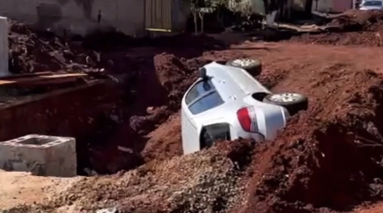 Motorista cai com carro em vala de obra interditada em Arapongas