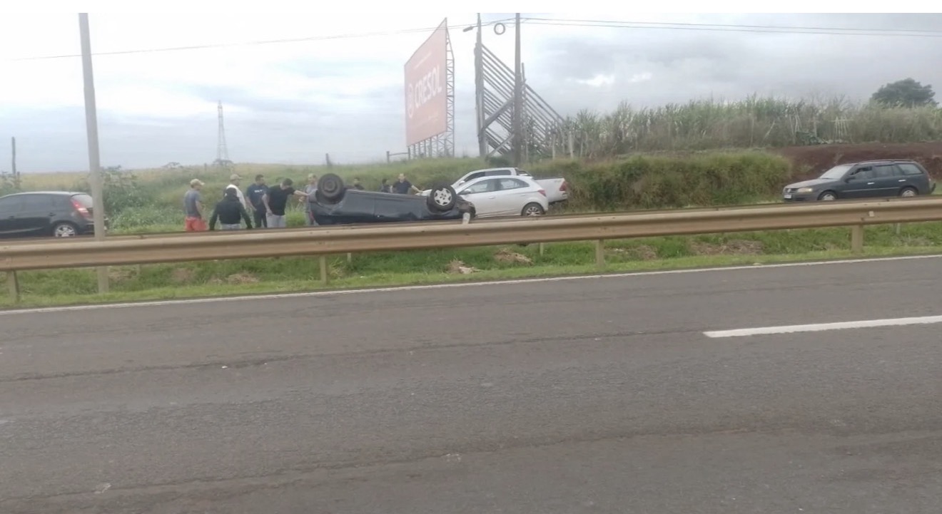 Carro com militares capota na BR-369 entre Apucarana e Arapongas e soldado fica ferido