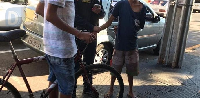 Criança de 13 anos rouba idoso e acaba detida por populares no centro de Arapongas