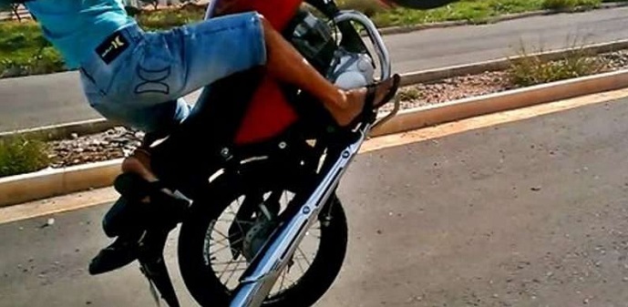 Motociclista sofre queda durante fuga da polícia em Arapongas