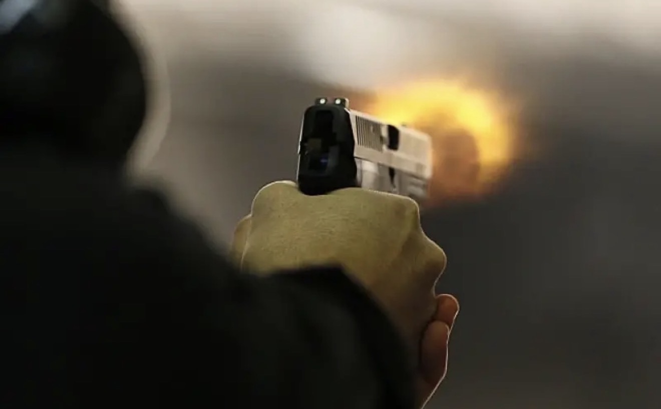 Mulher é baleada na perna após homem chamar por moradora em residência de Arapongas