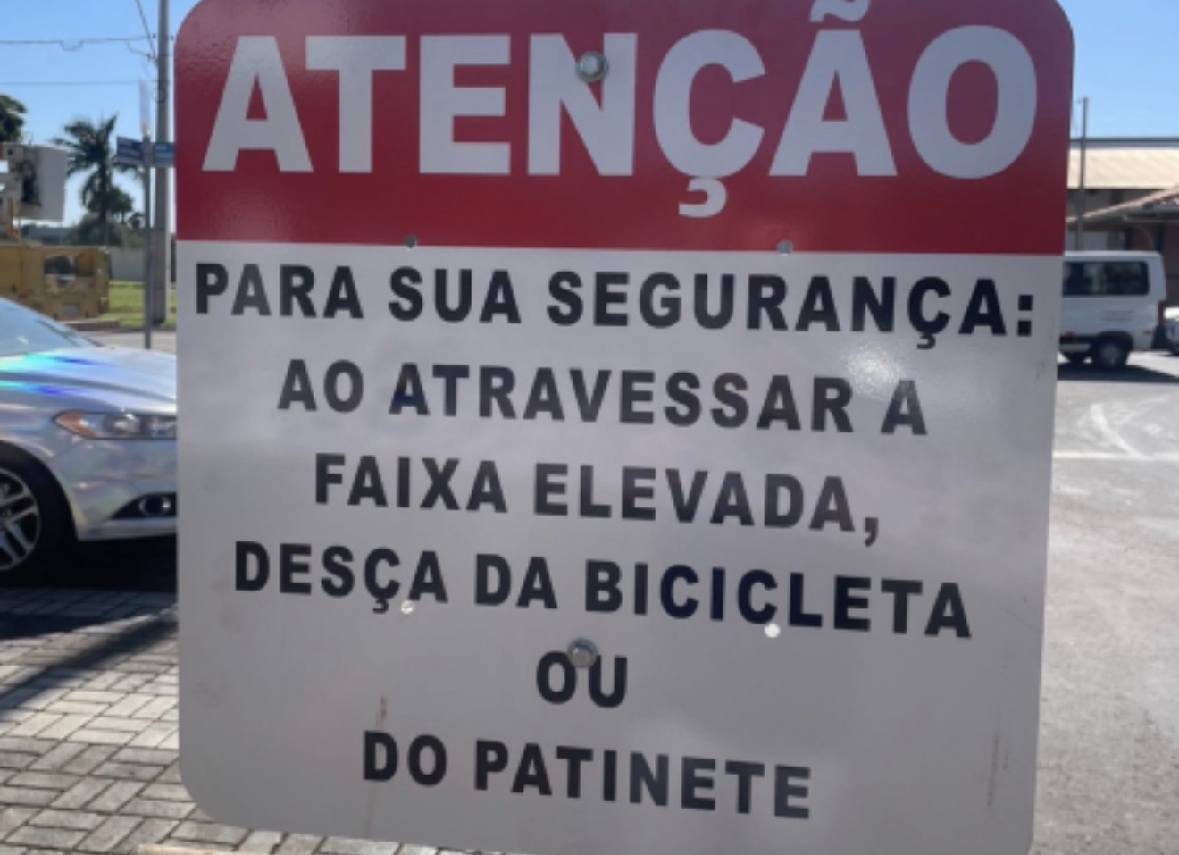 Prefeitura de Arapongas instala placa para alertar e orientar ciclistas e condutores de patinetes