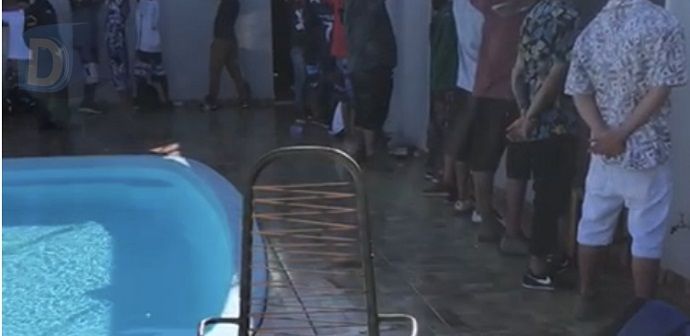 Festa com aglomeração e presença de menores termina com apreensão de drogas e arma 