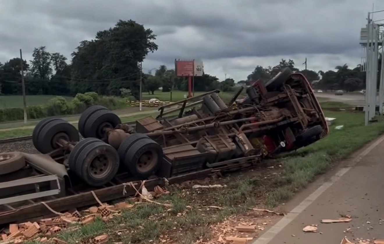 Caminhão carregado com tijolos tomba na BR-369 entre Rolândia e Arapongas