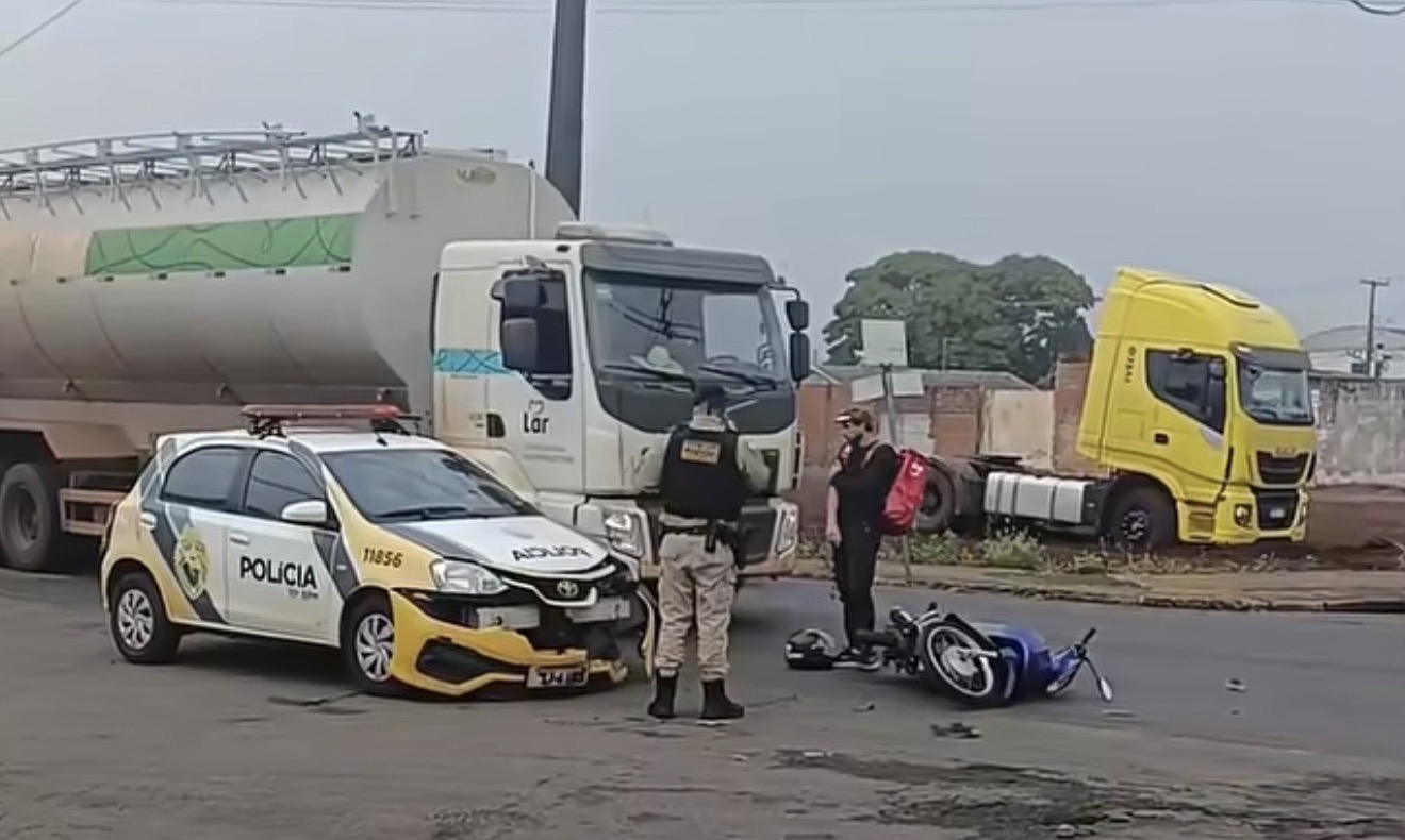 Acidente envolvendo viatura da PM mobiliza socorristas na Avenida Maracanã em Arapongas
