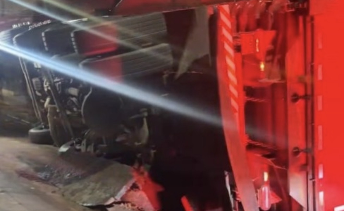 Caminhão tomba após asfalto ceder durante obra em Arapongas