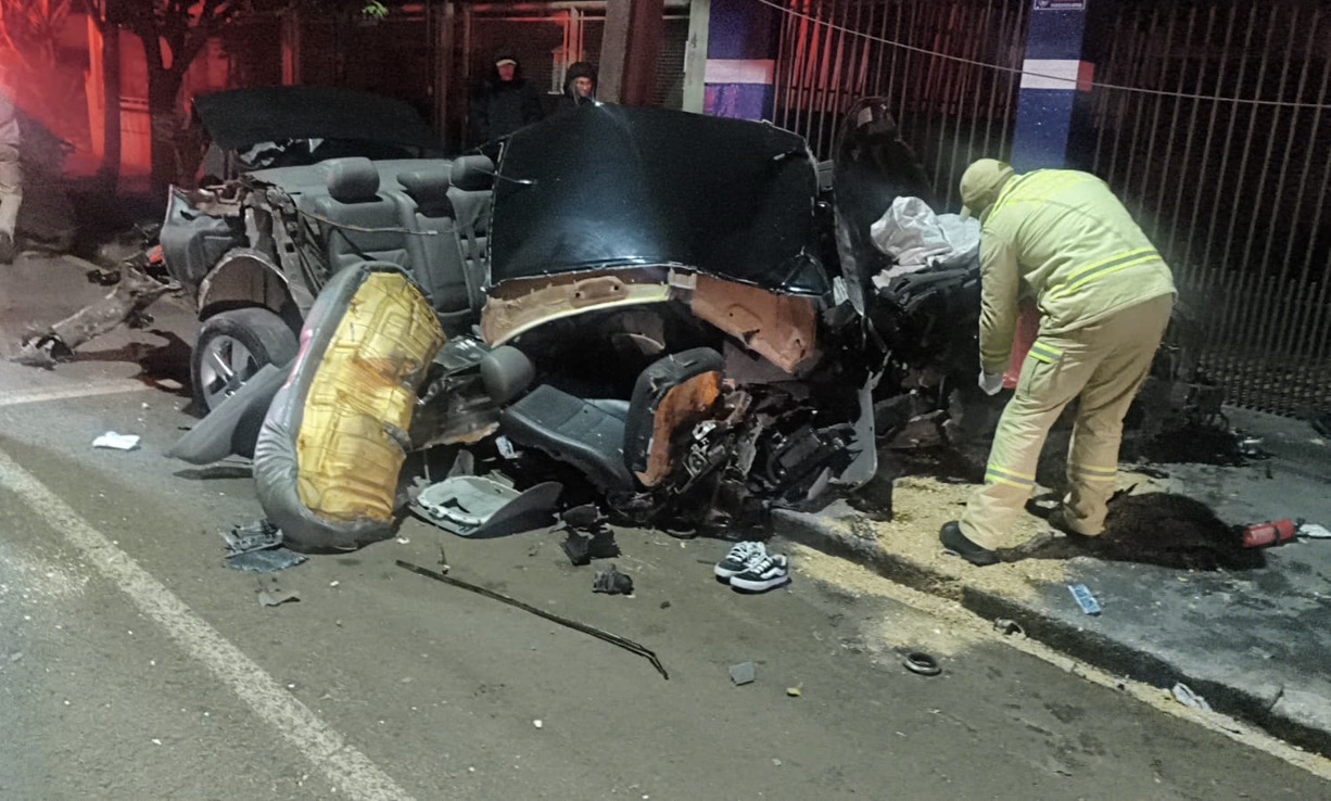 Carro fica irreconhecível após grave acidente durante a madrugada em Arapongas