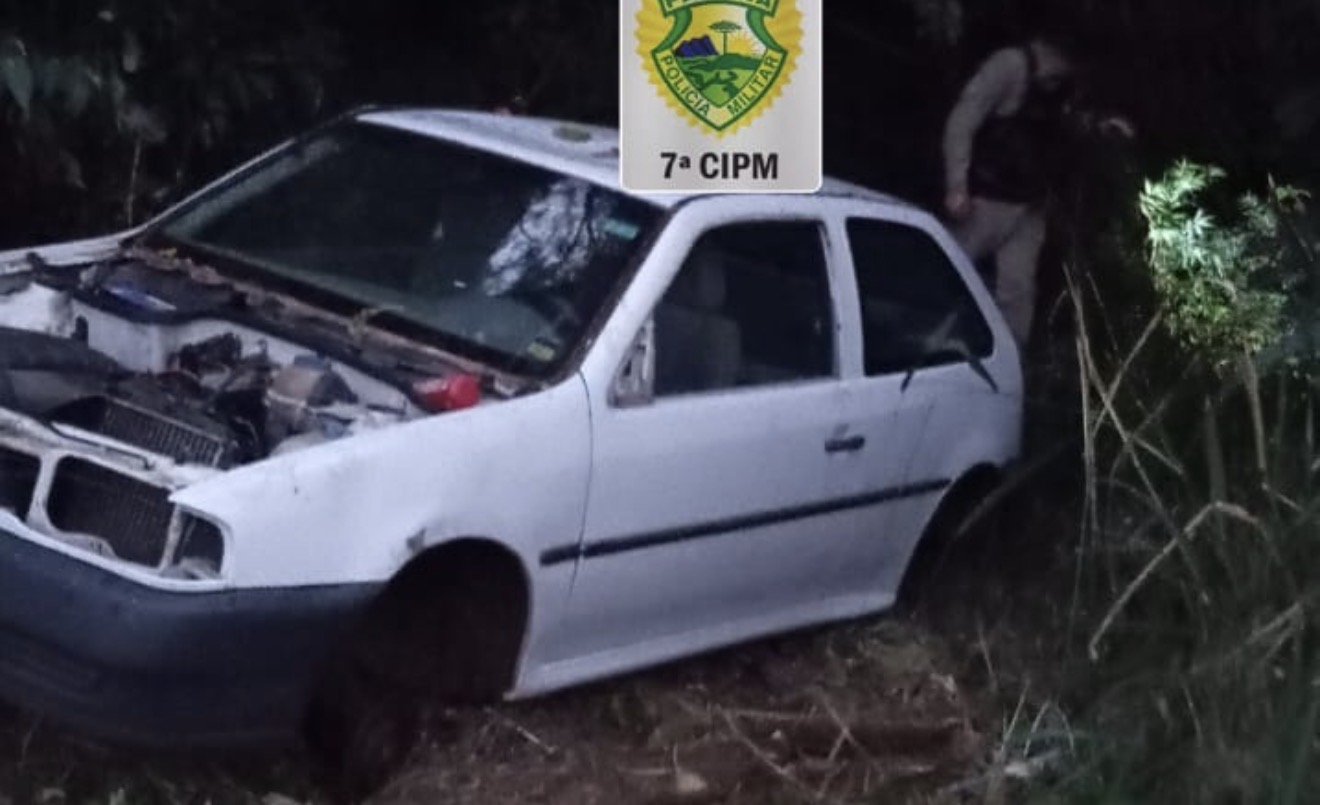 Carro furtado é encontrado depenado e abandonado em área de mata em Arapongas