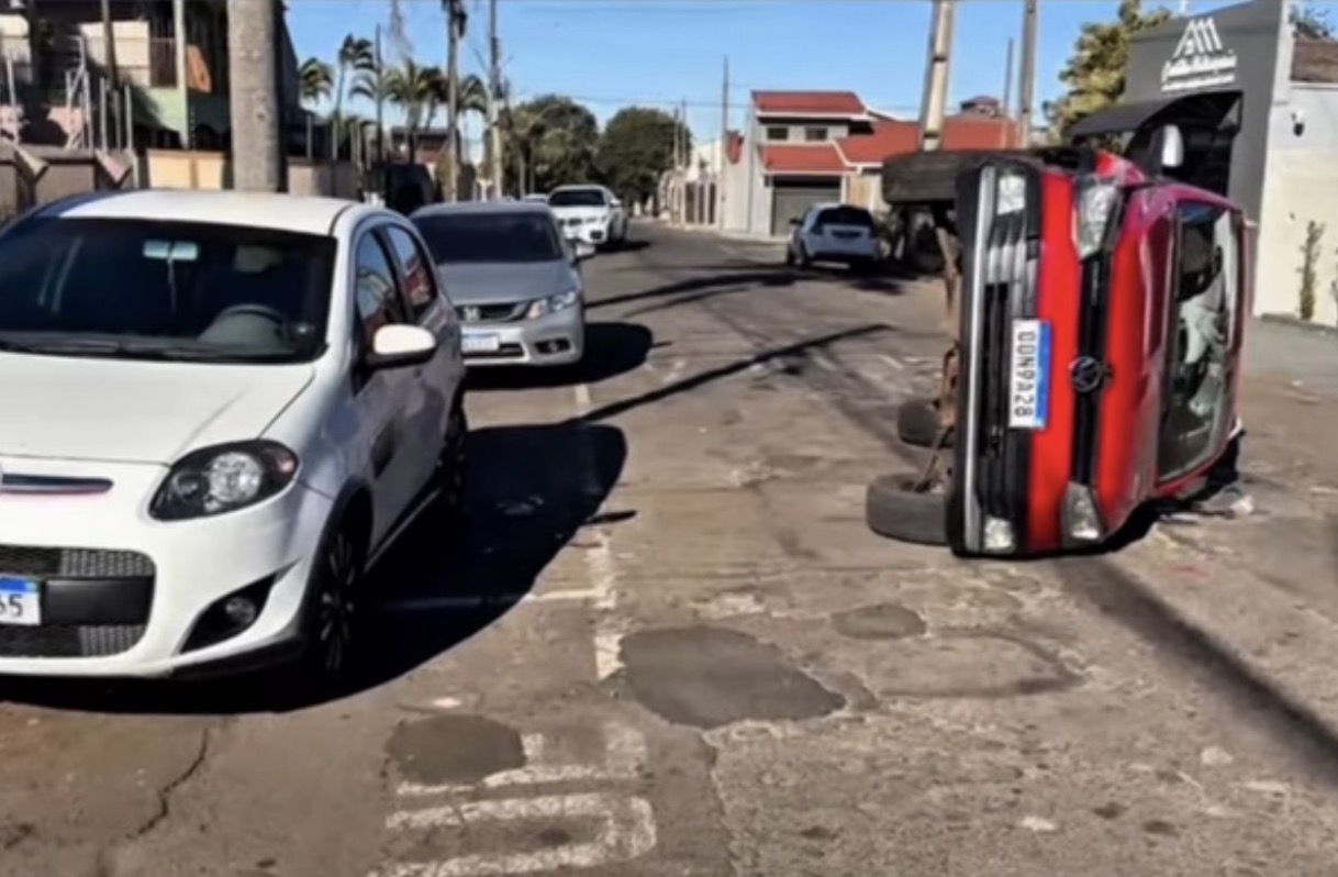 Carro tomba em acidente no centro de Arapongas
