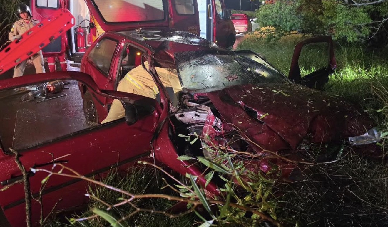 Condutor fica ferido após perder o controle e atingir árvore em Arapongas