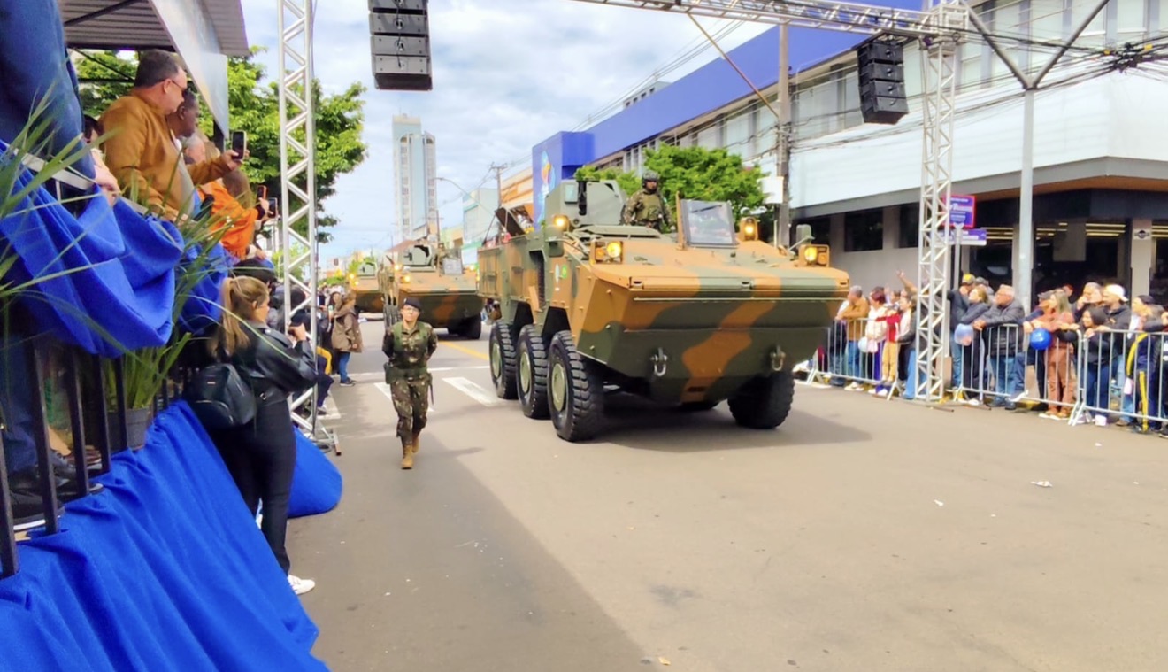 Desfile Cívico de 7 de setembro reúne milhares de pessoas na Avenida Arapongas