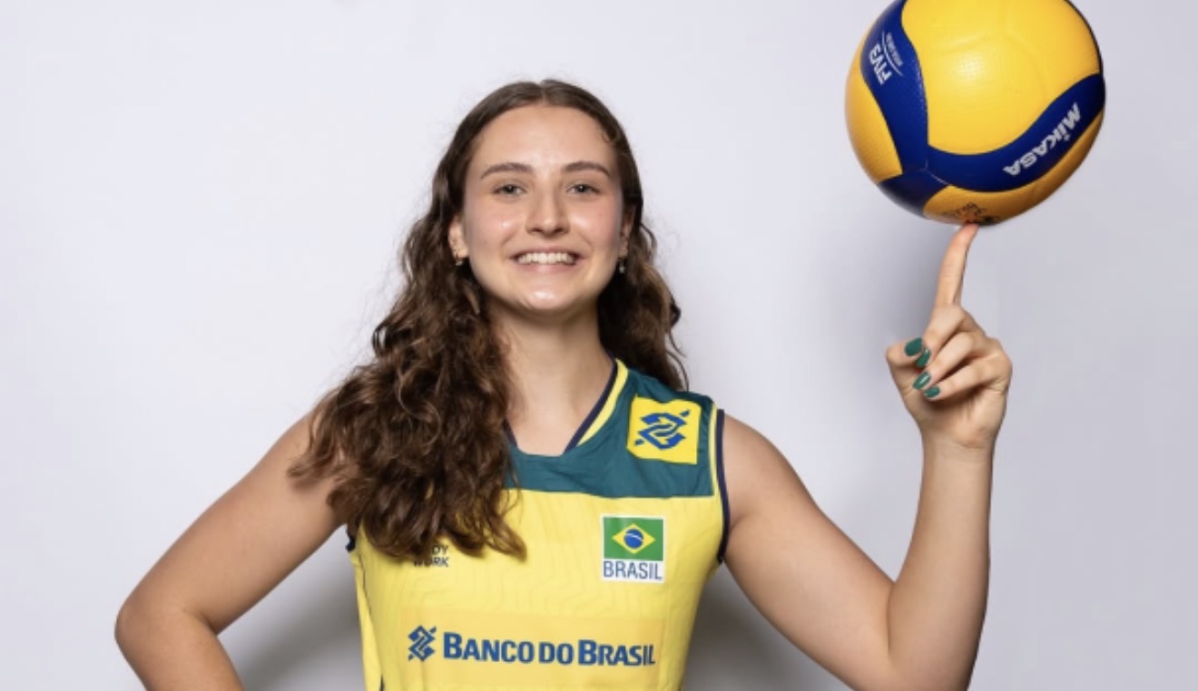 Estrela do vôlei nos EUA, Laura Bieleski visita base de Arapongas na véspera de estreia no Paranaense