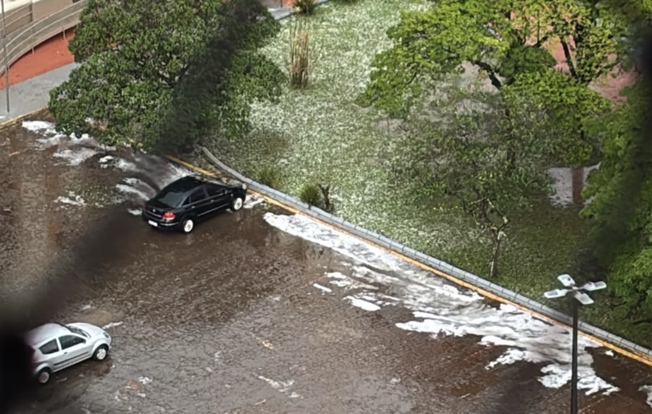 Forte chuva de granizo surpreende moradores de Arapongas na manhã desta quinta-feira (22)