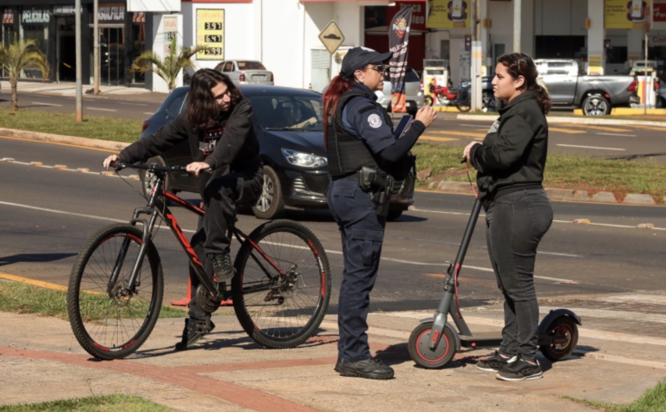 GM de Arapongas orienta usuários de patinetes e scooters sobre equipamentos de segurança