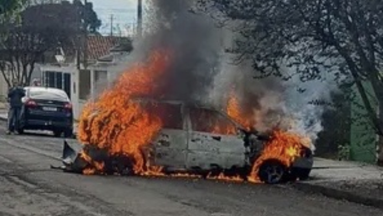 Homem é detido suspeito de incendiar o próprio carro em Arapongas