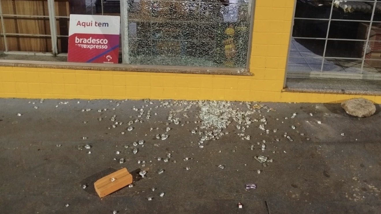 Homem quebra vitrine de loja para tentar furtar produtos em Arapongas