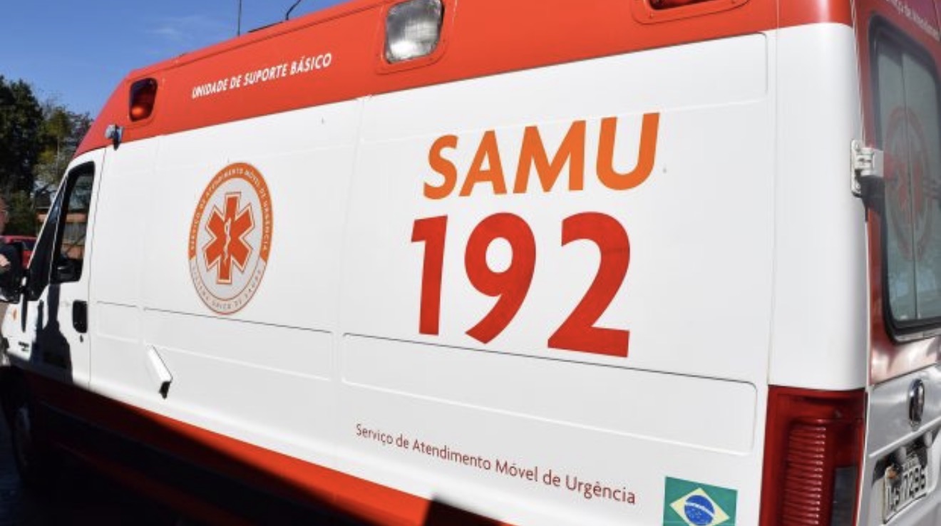 Idosa de 82 anos fica ferida após ser atingida por picape no Centro de Arapongas