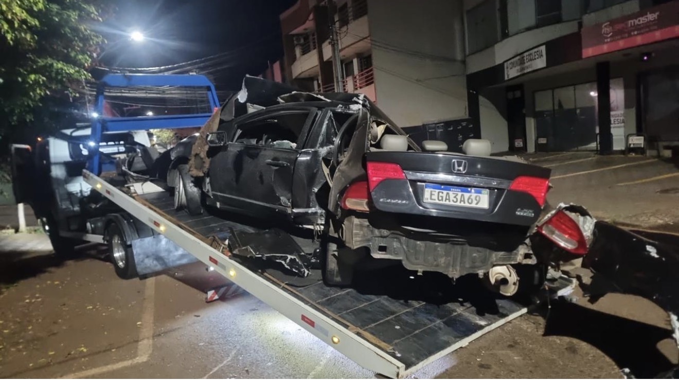 Morre passageira de carro que colidiu violentamente contra poste em Arapongas
