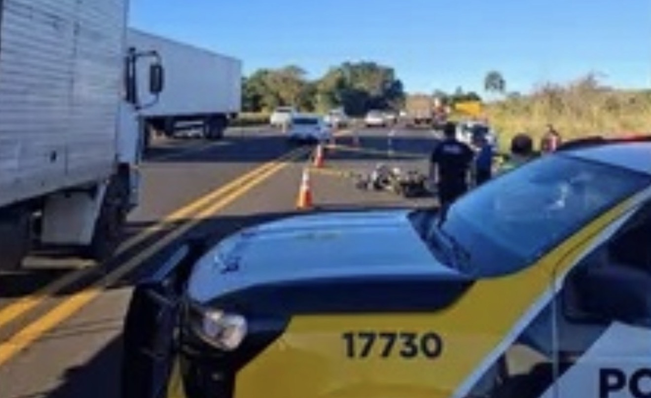 Motociclista de 63 anos morre após bater na traseira de carreta na PR-444, em Arapongas