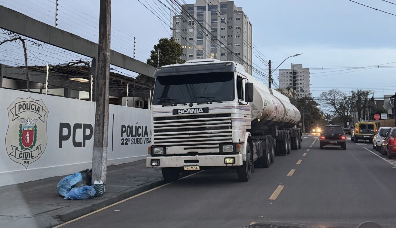 Motorista é rendido durante parada e caminhão carregado com óleo é encontrado vazio em Arapongas