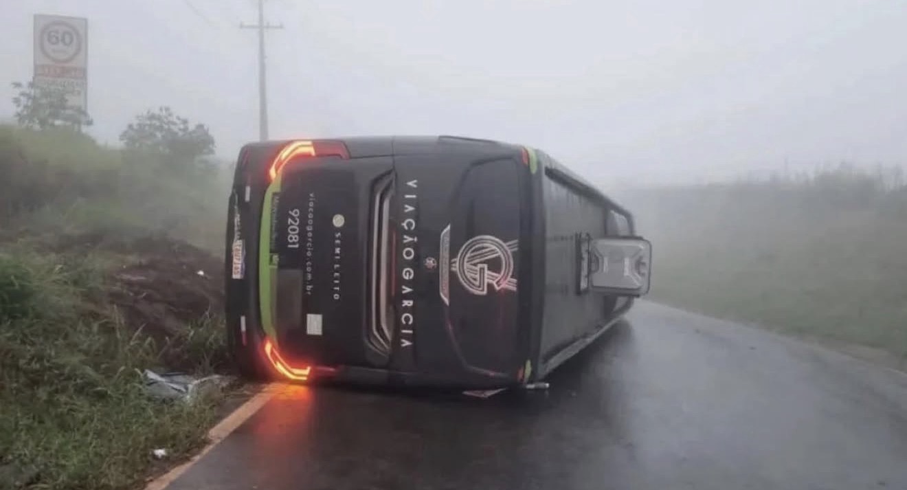 Ônibus tomba na PR-444 entre Arapongas e Mandaguari; duas pessoas ficaram feridas