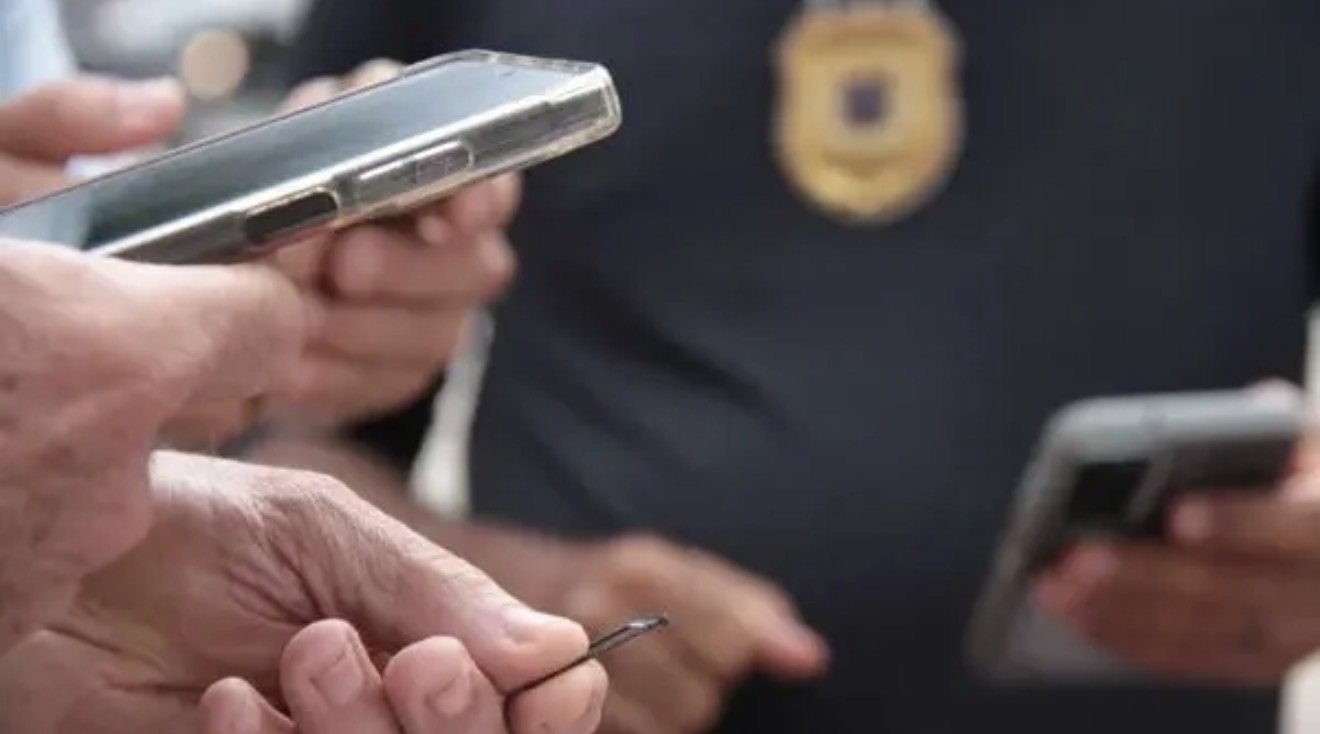 Polícia Civil devolve 16 celulares recuperados a vítimas de furtos e roubos em Arapongas