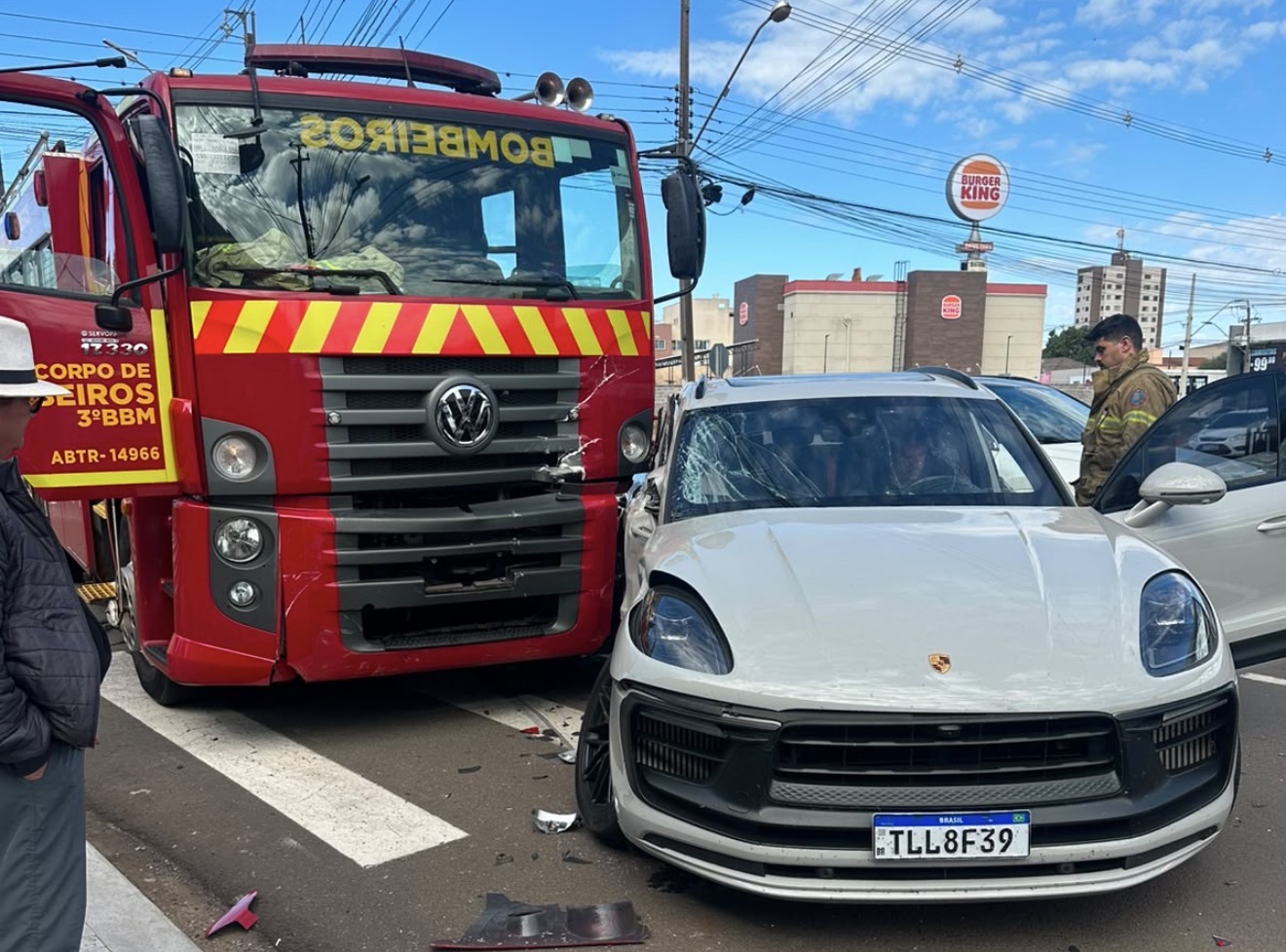 Porsche avança preferencial e é atingida por viatura dos Bombeiros em Arapongas