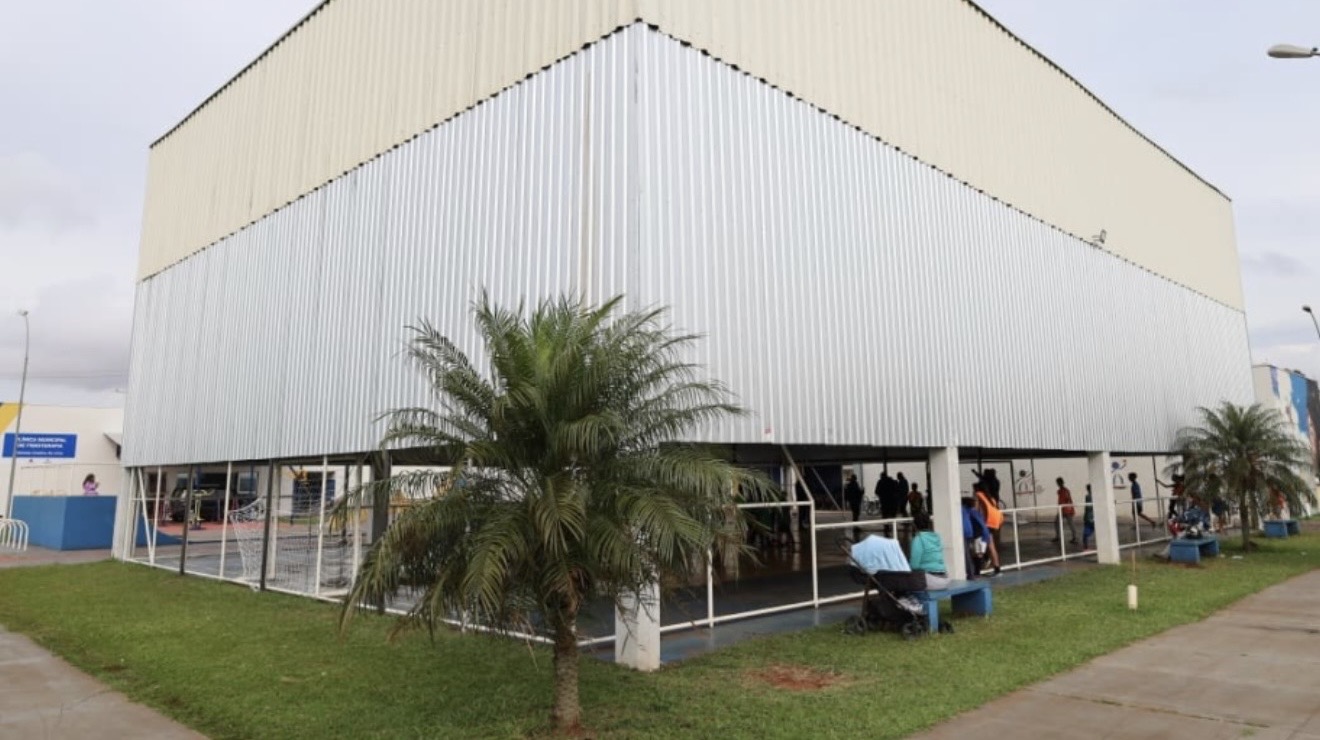 Quadra esportiva da Praça Céu das Artes em Arapongas tem laterais fechadas