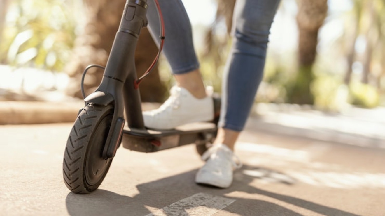 Socorrista de folga ajuda a salvar mulher após grave acidente com patinete em Arapongas