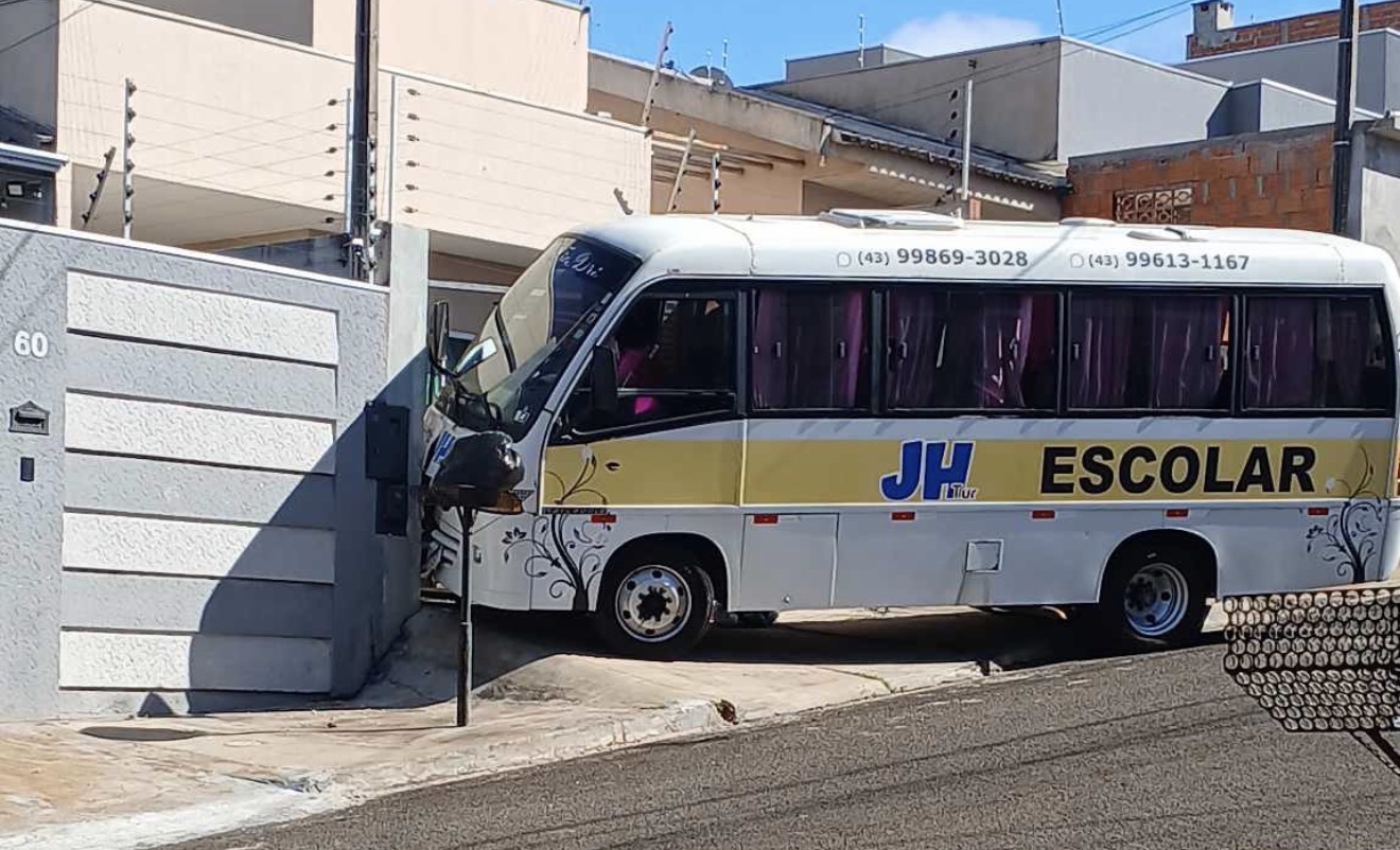 Susto em Arapongas: ônibus escolar destrói frente de residência