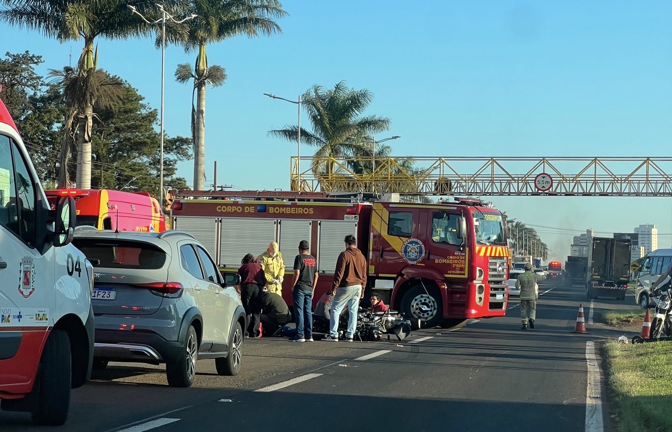 Três pessoas ficam feridas em acidente entre carro e moto na BR-369, em Arapongas