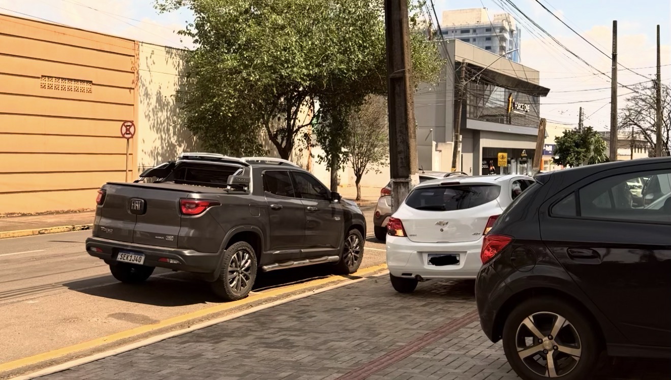 Veículo estacionado em local proibido bloqueia saída de estacionamento no centro de Arapongas