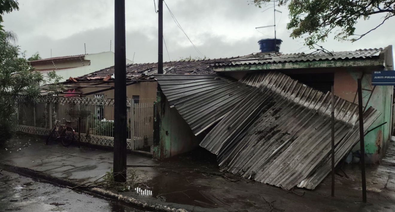 Vendaval atingiu 25 bairros de Arapongas, derrubou 40 árvores e causou 11 destelhamentos