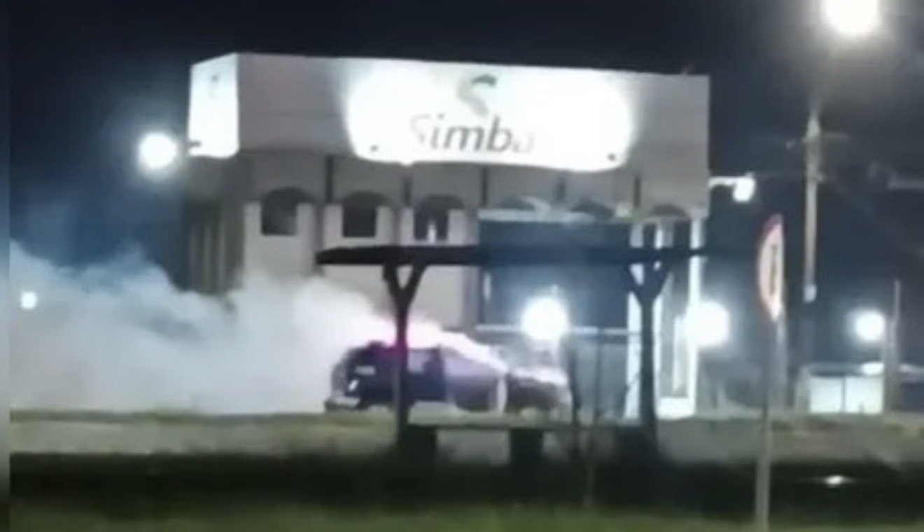 Viatura da Guarda Municipal de Arapongas pega fogo em via pública